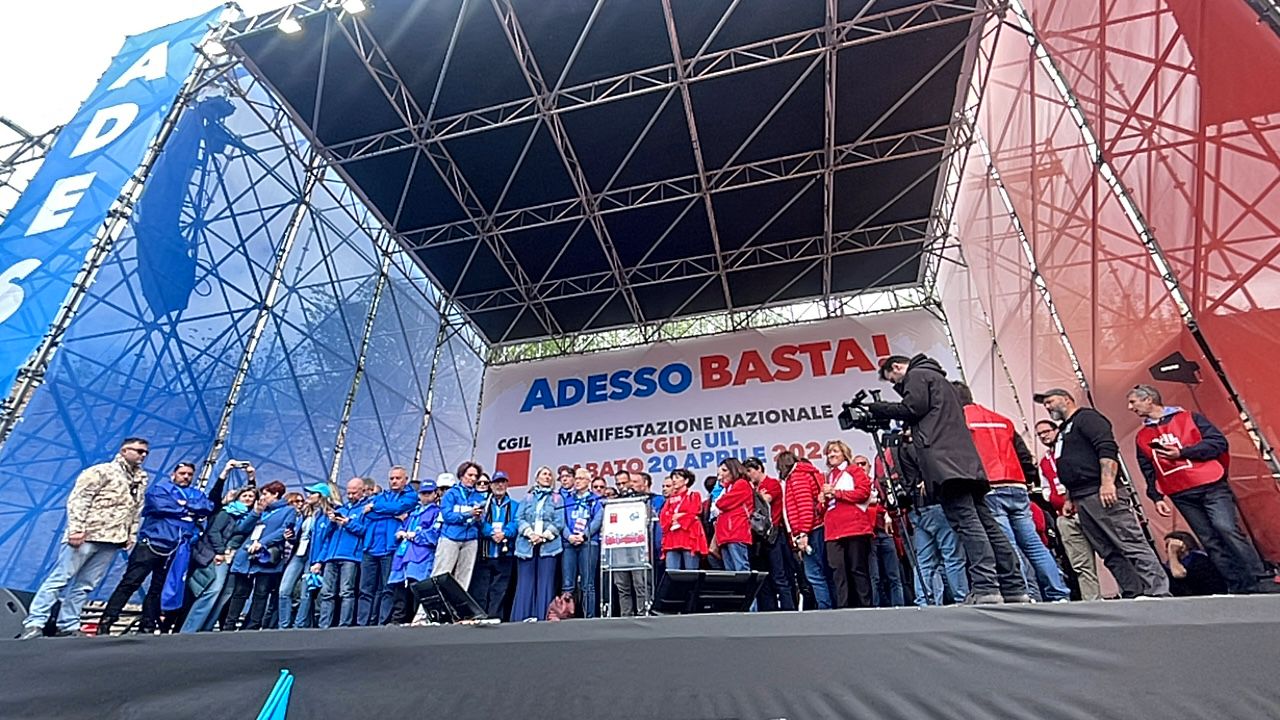 lavoratori palco manifestazione