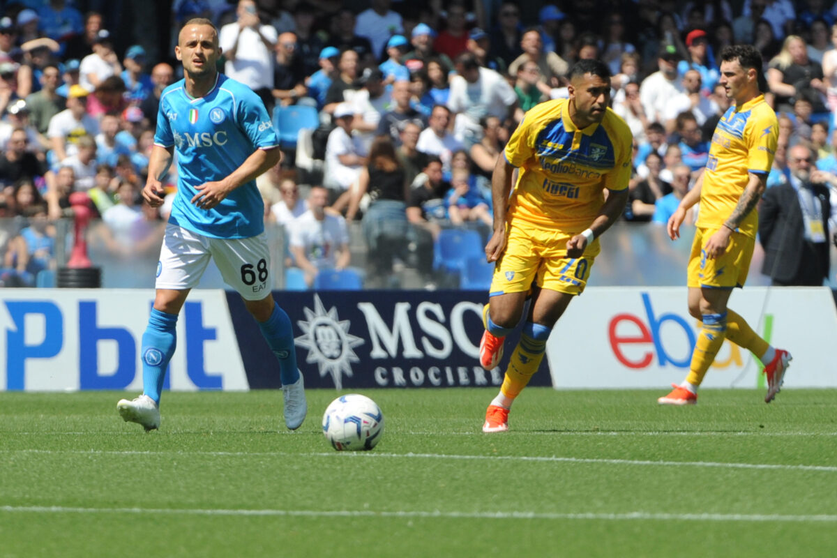 Doppietta Cheddira, Napoli-Frosinone 2-2. Cronaca e tabellino