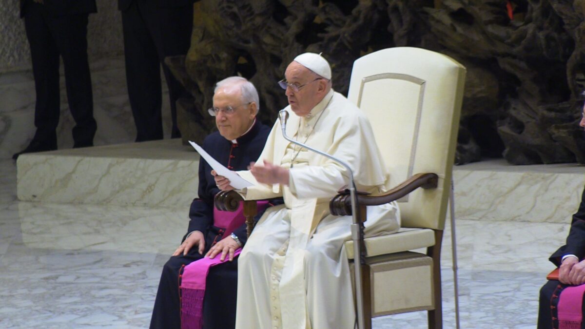 Papa Francesco incontra i nonni in Vaticano: “Non emarginateli, sono l’amore più puro”, presenti Lino Banfi e Albano | VIDEO