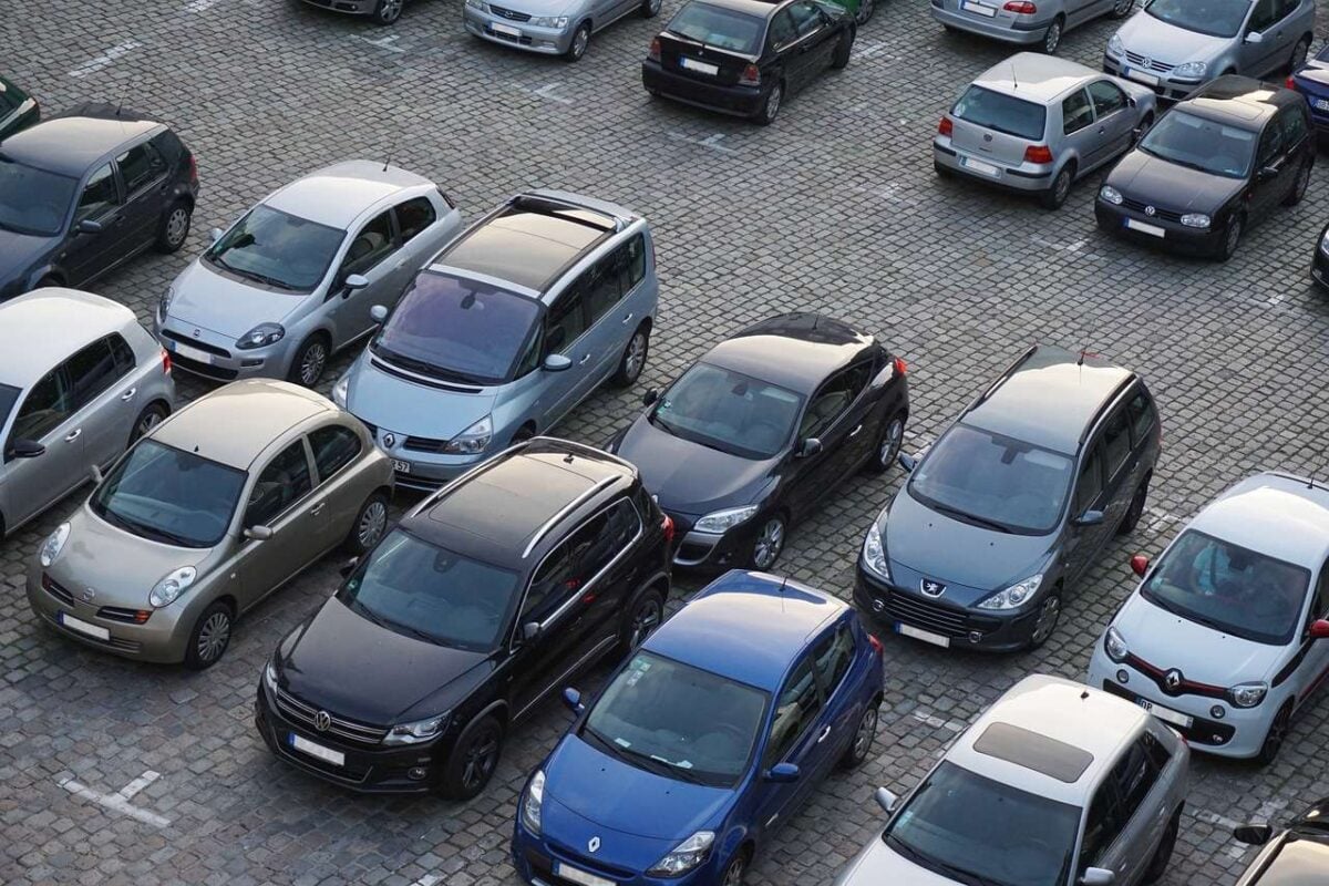 Parcheggiare troppo vicino a un altro veicolo: conseguenze e sanzioni