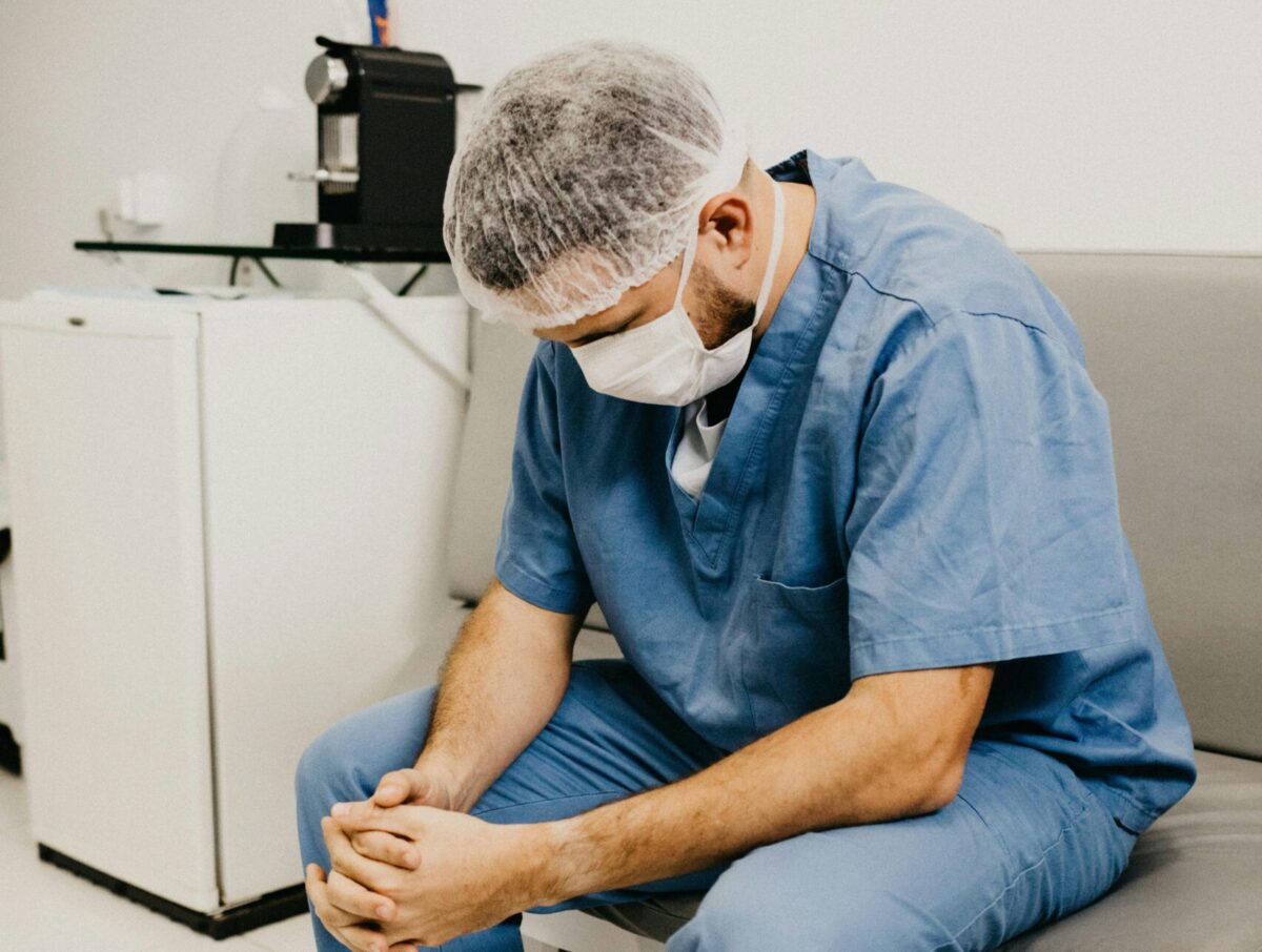 Bari, troppo tempo per le dimissioni del figlio: infermieri aggrediti al pronto soccorso dalla madre