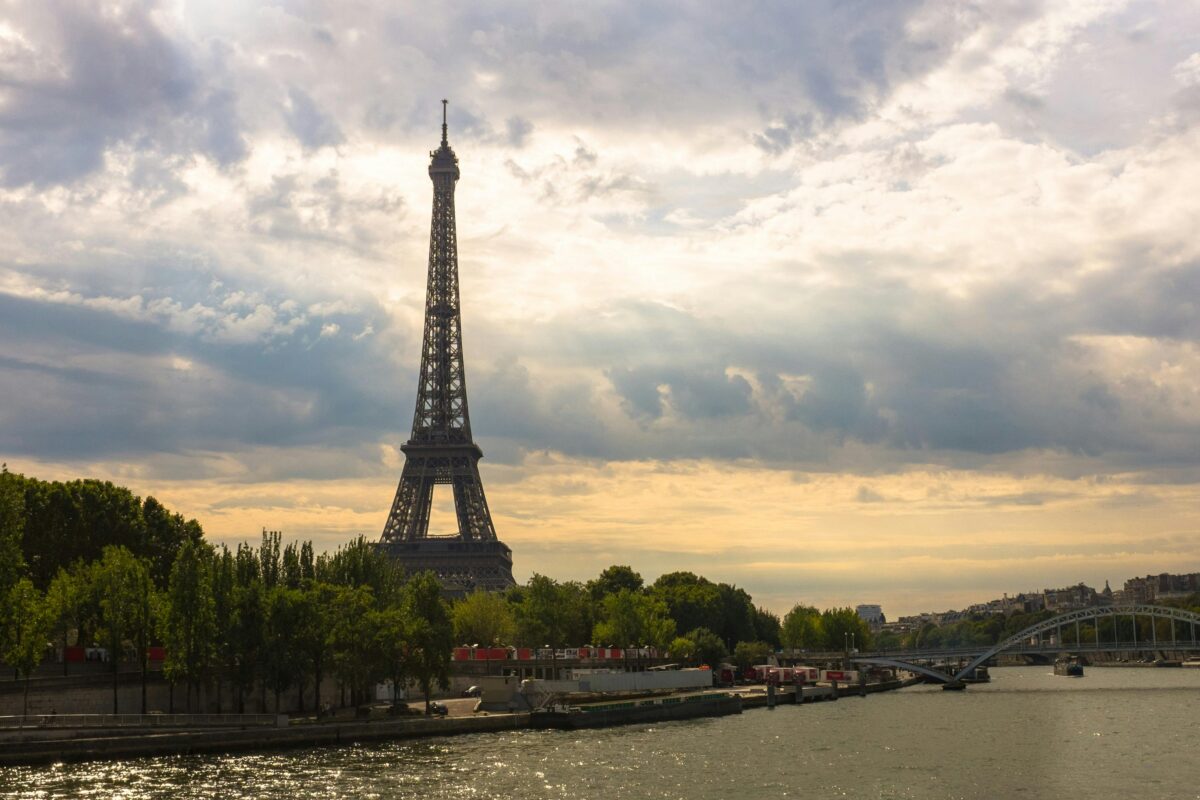 Parigi, nel centro della città sempre più bici e meno auto: lo studio