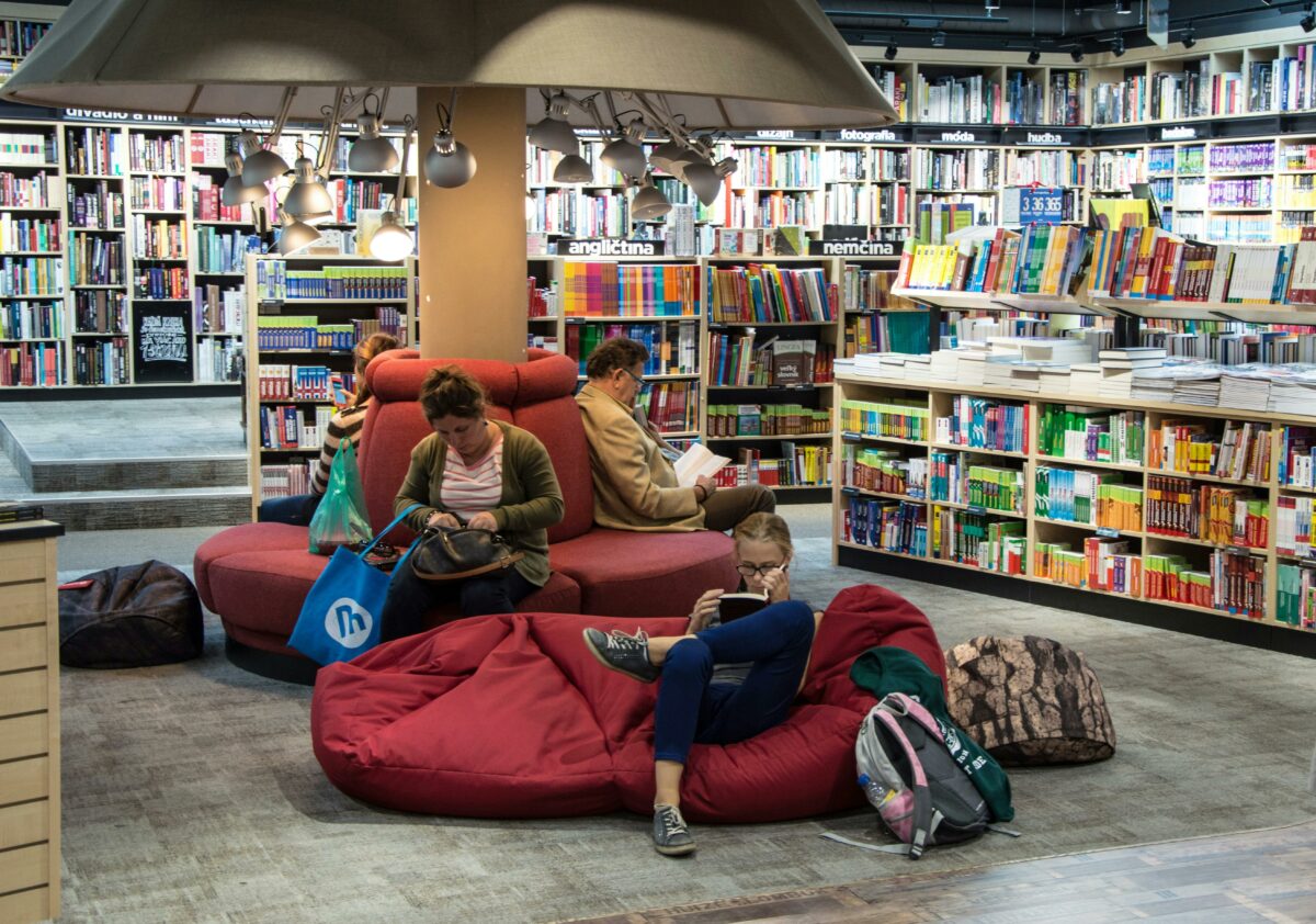 L'ondata di scioperi mette in ginocchio gli Usa, da Starbucks a Barnes&Noble: è scontro fra sindacati e vertici