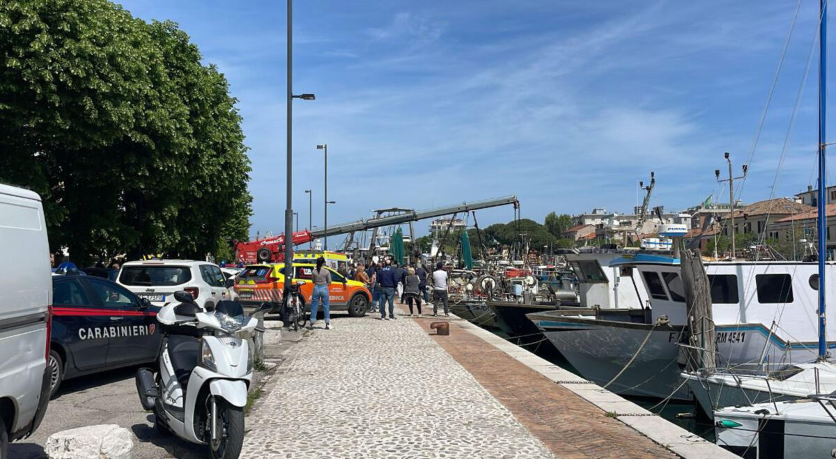 Rimini, auto finisce nel canale del porto: morto un 53enne