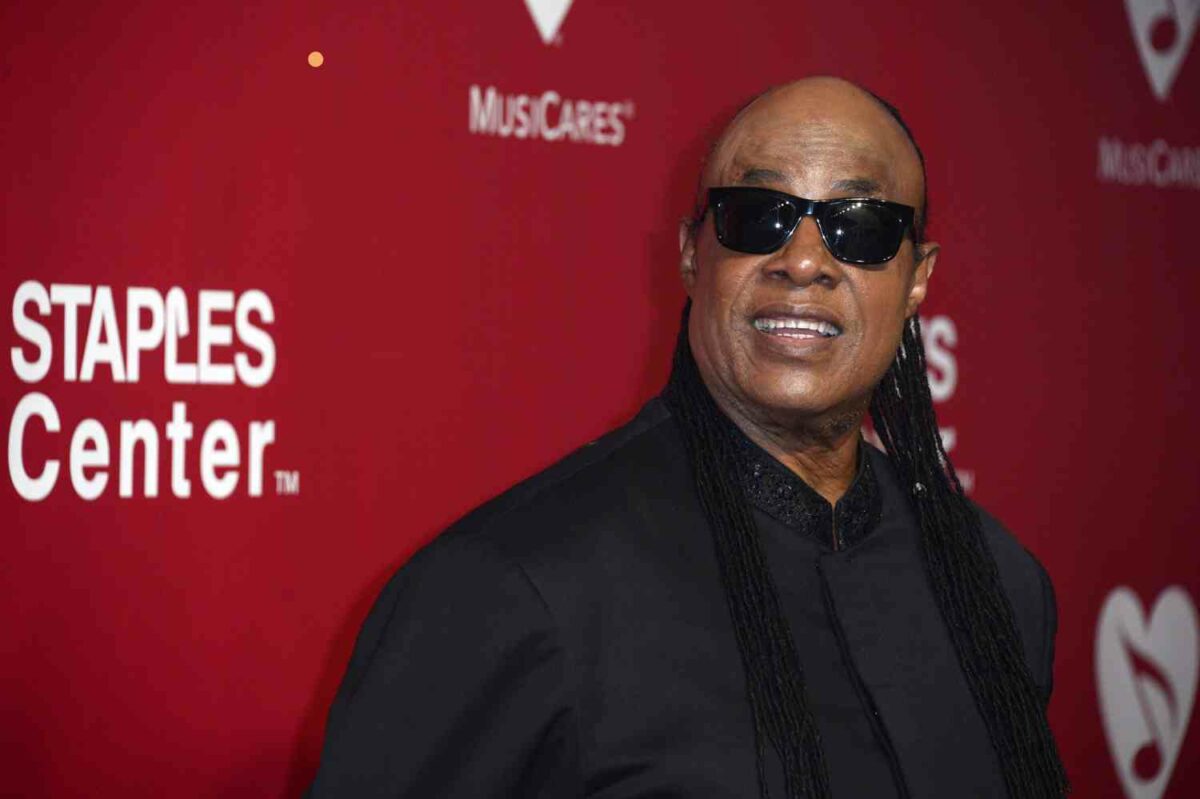 Stevie Wonder contro l'Intelligenza Artificiale insieme a Billie Eilish ed altri colleghi per salvare la musica