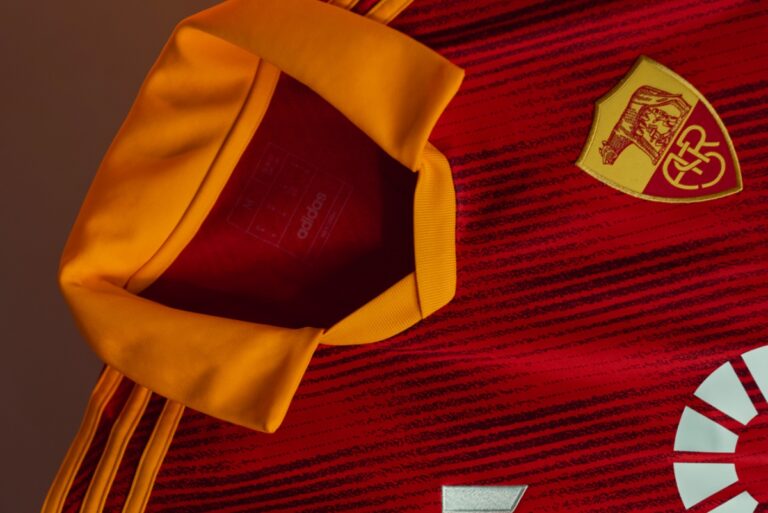 Roma, presentata la nuova maglia celebrativa: verrà indossata nel derby con la Lazio