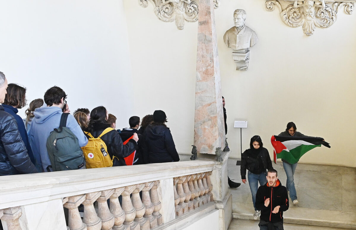 Torino scontri tra studenti e polizia: feriti 2 manifestanti e 7 agenti durante il corteo pro Palestina