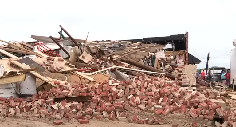 USA, devastanti tornado in Oklahoma: almeno 4 morti, migliaia di persone senza luce | VIDEO