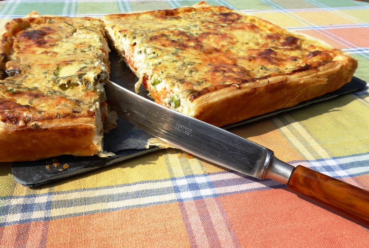 Per un pic nic o per un pranzo in ufficio, ecco la torta salata con piselli