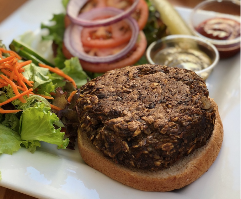 Come si realizzano i veggie burger? I trucchi per ottenere una consistenza perfetta