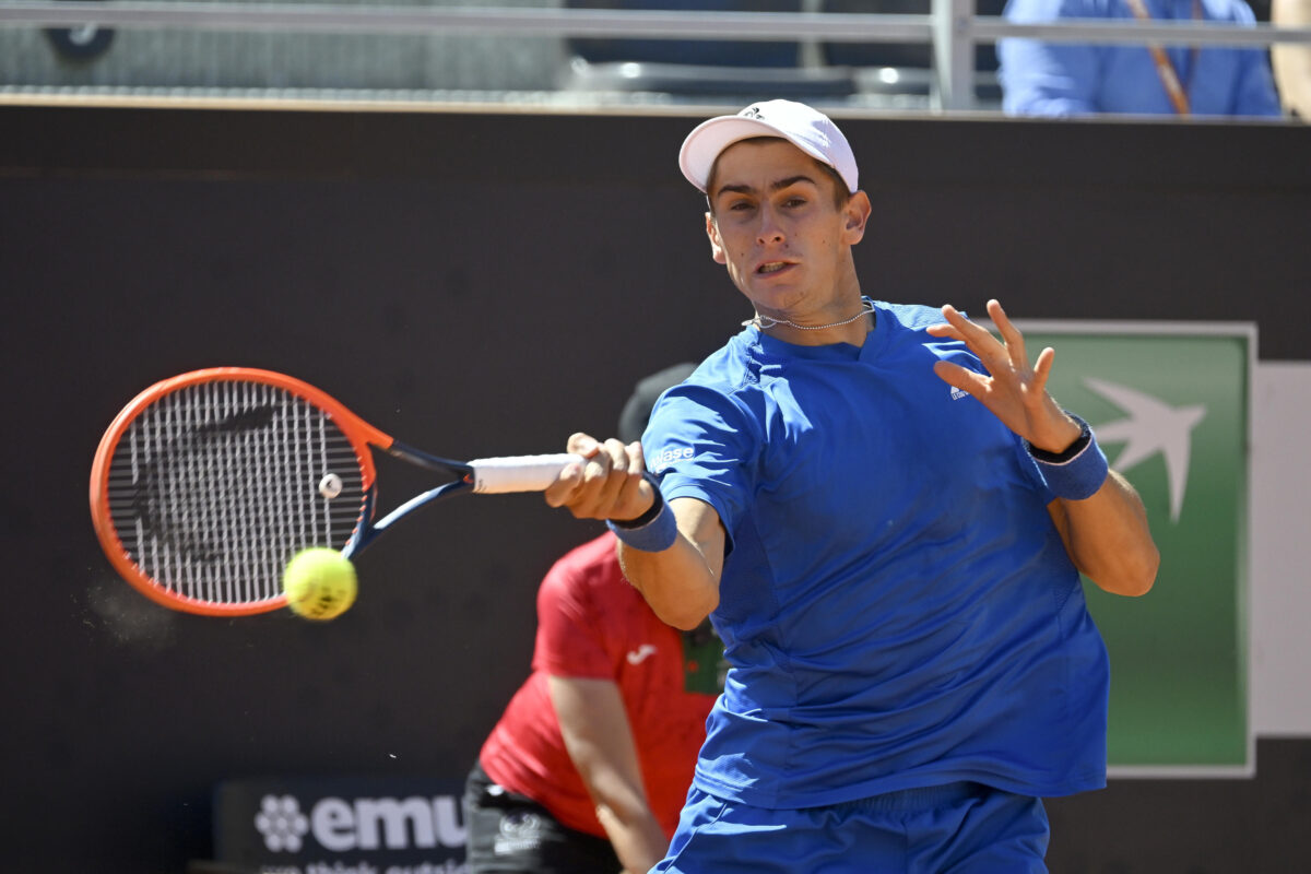 Roland Garros 2024, Arnaldi batte Fils in quattro set: sfiderà Muller al secondo turno