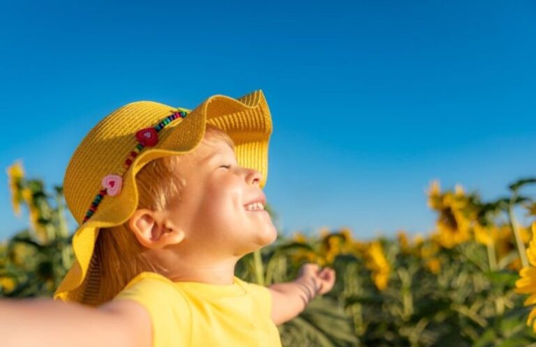 Come si manifesta l'allergia al sole nei bambini e cosa fare