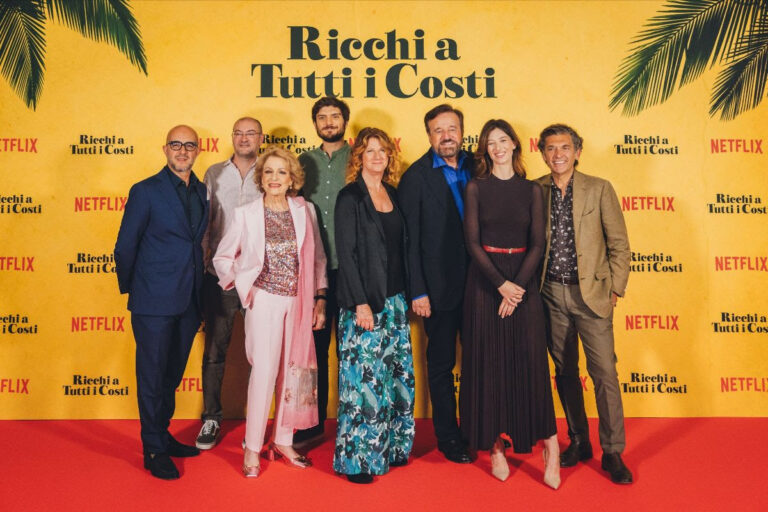 “Ricchi a tutti i costi” in uscita su Netflix il nuovo film di Christian De Sica: “Si fa ridere con la cattiveria, questo un film alla Woody Allen” | Video