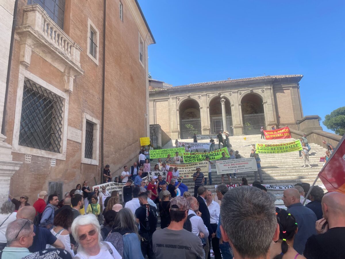 Roma, manifestazione in Campidoglio degli "invisibili" da Casal Selce a Pietralata, la protesta dei cittadini contro Gualtieri | VIDEO e FOTO