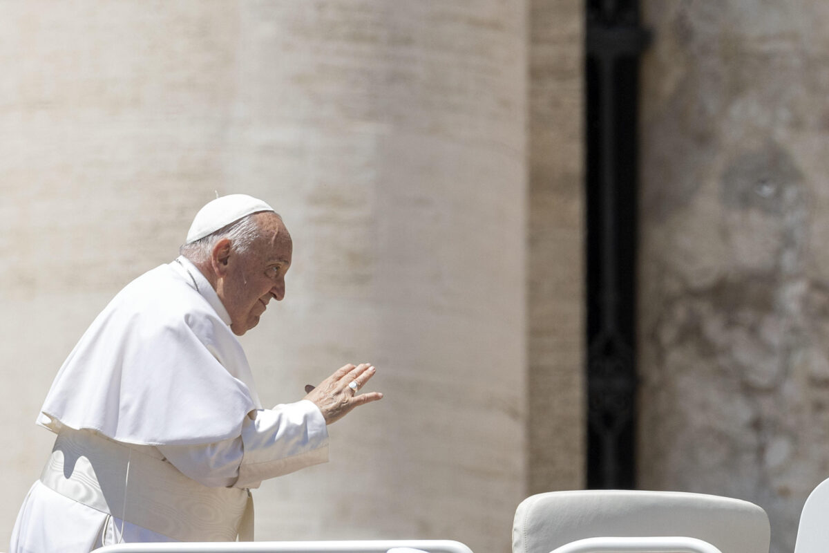 Papa Francesco e la "frociaggine" nei seminari, Simona Aiello, prof. transgender e candidata per FdI a Torre Annunziata: "Rimango una credente, ma le parole sono pietre"