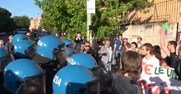 Tensioni tra la Polizia e manifestanti pro-Palestina alla Sapienza dopo l’intervento del Presidente Mattarella | VIDEO