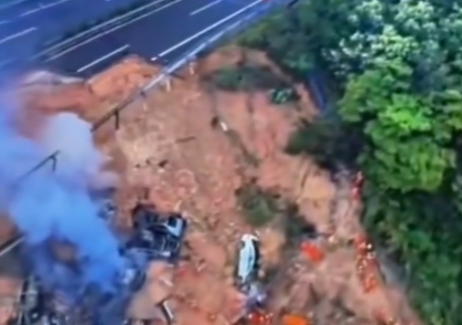 Tragedia in Cina, crollata una parte dell'autostrada a Guangdong: almeno 48 morti | VIDEO