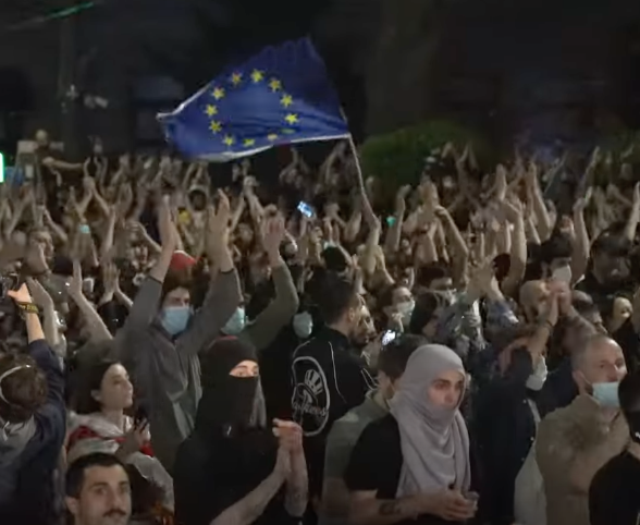 Georgia, proteste contro la legge sulle influenze straniere a Tbilisi: 63 arresti, manganellati giornalisti e il leader dell'opposizione | VIDEO