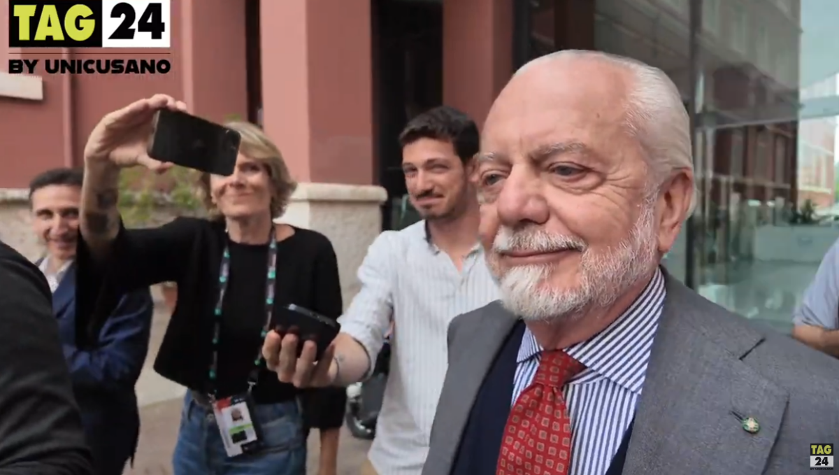 Napoli, il presidente De Laurentiis si fa un selfie con un tifoso juventino. E su Conte e Gasperini... | VIDEO