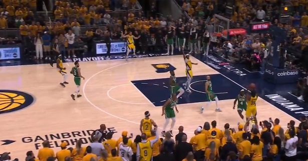 NBA, Boston rimonta i Pacers dal -18. Nesmith sbaglia la tripla nel finale stile football | VIDEO