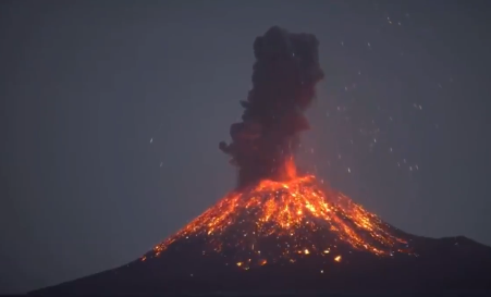 L'Indonesia arranca fra gli allagamenti e la spettacolare eruzione del Monte Ibu: colonna di cenere alta 6 chilometri | VIDEO