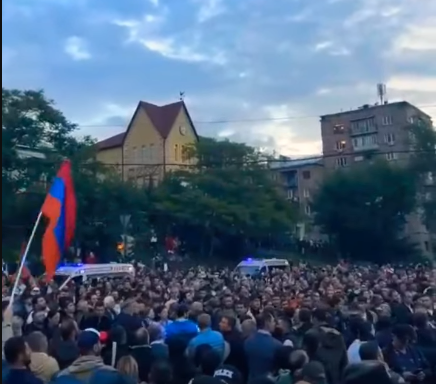 Armenia, proteste nella capitale Erevan contro il premier Pashinyan per le concessioni territoriali all'Azerbaigian: 273 arresti | VIDEO