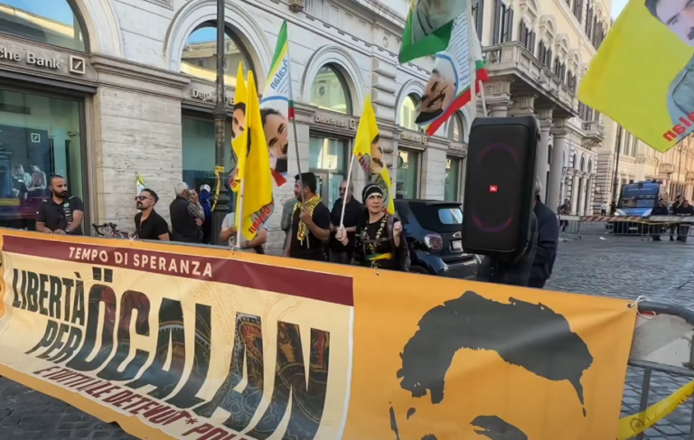 Roma, protesta della comunità curda in Piazza Santi Apostoli: "Libertà per Ocalan" | VIDEO