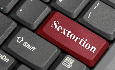 Il ricatto sessuale diventa un lavoro da insegnare, manuali di "Sextortion" venduti online: nel mirino ragazzini e adolescenti