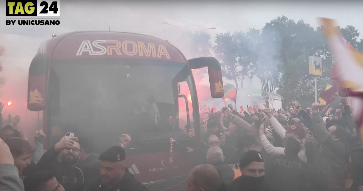 Europa League 2024, Roma-Bayer Leverkusen: l'arrivo del pullman giallorosso tra cori e fumogeni| VIDEO