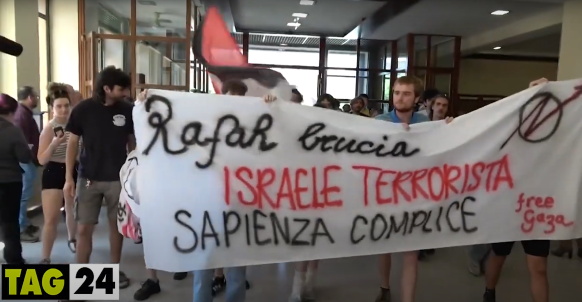 Roma, presidio all'università Sapienza: gli studenti Pro Palestina attraversano le facoltà in corteo. Compare lo striscione: "Rafah brucia. Israele terrorista"| VIDEO