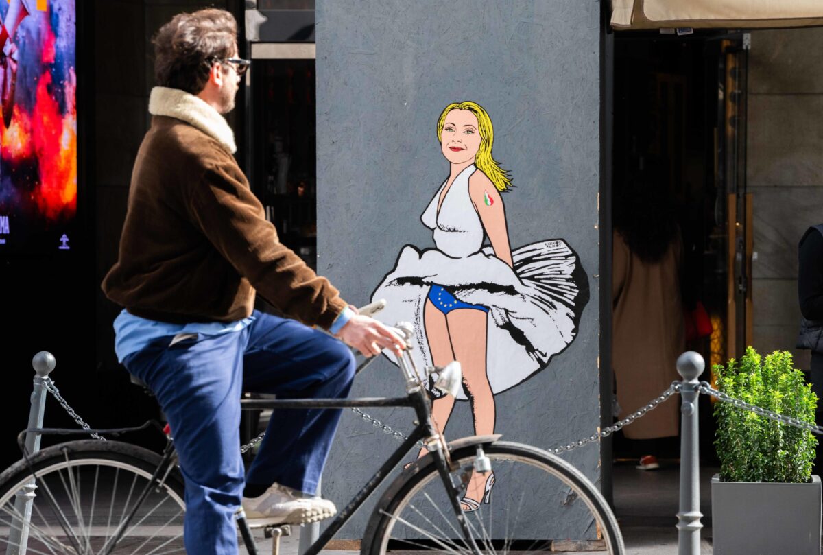 Sfregiato il murales di Giorgia Meloni a Milano: la Marilyn di aleXsandro Palombo ricoperta di scritte e X sulla bocca