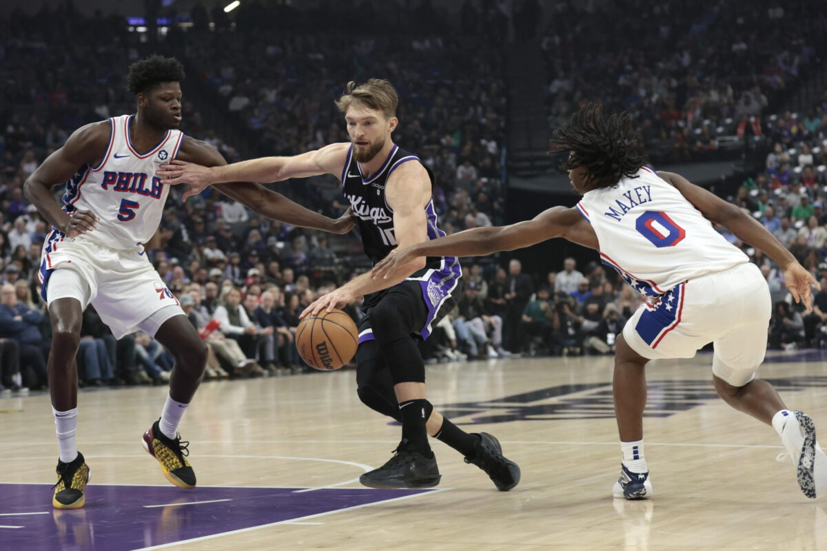 NBA, Maxey segna 7 punti negli ultimi 25 secondi e i Sixers rimontano sui Knicks. Milwaukee riapre la serie