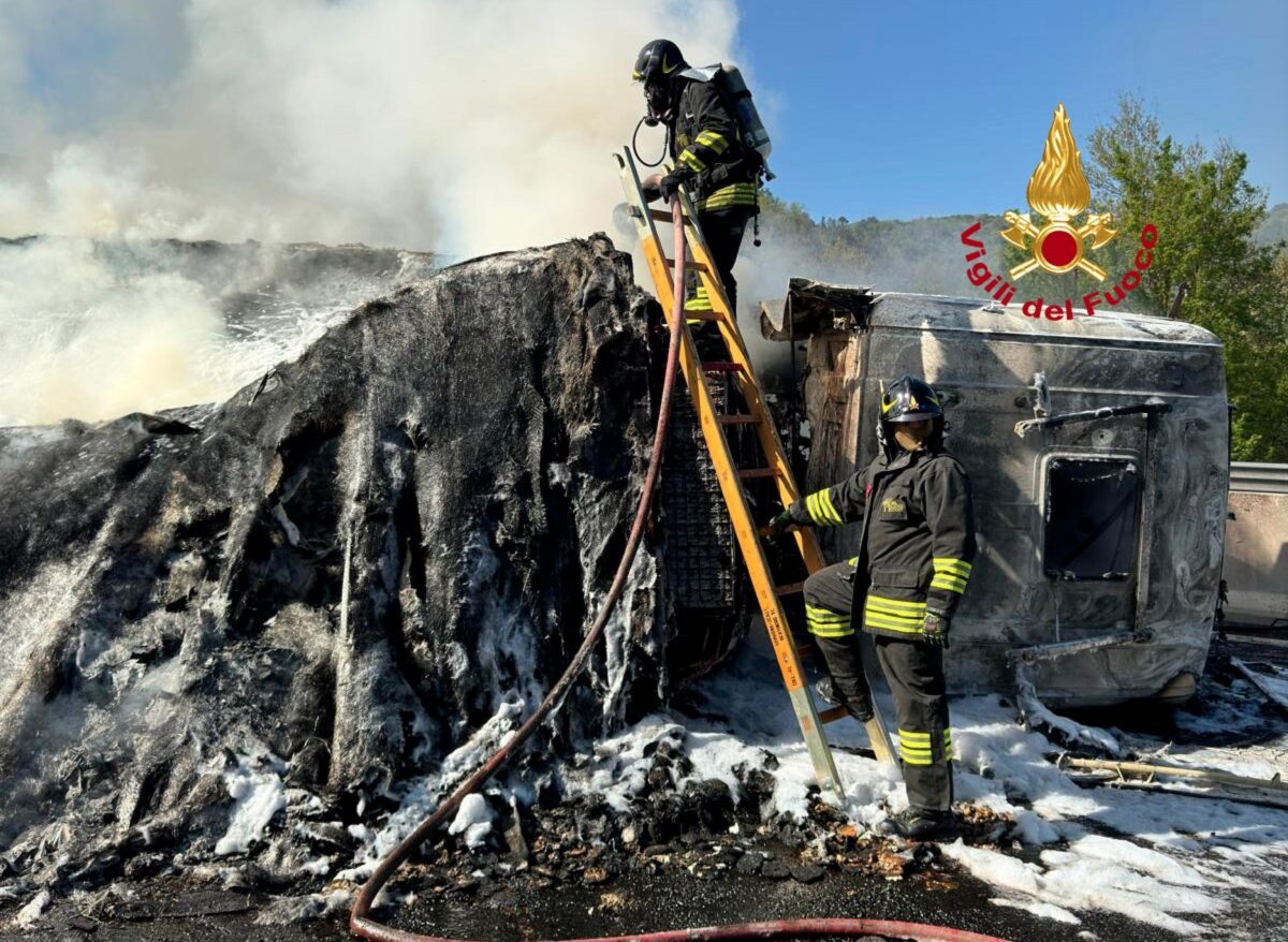 Palermo, tir in fiamme nella notte in una ditta di autotrasporti: indagini in corso. Possibile incendio doloso?