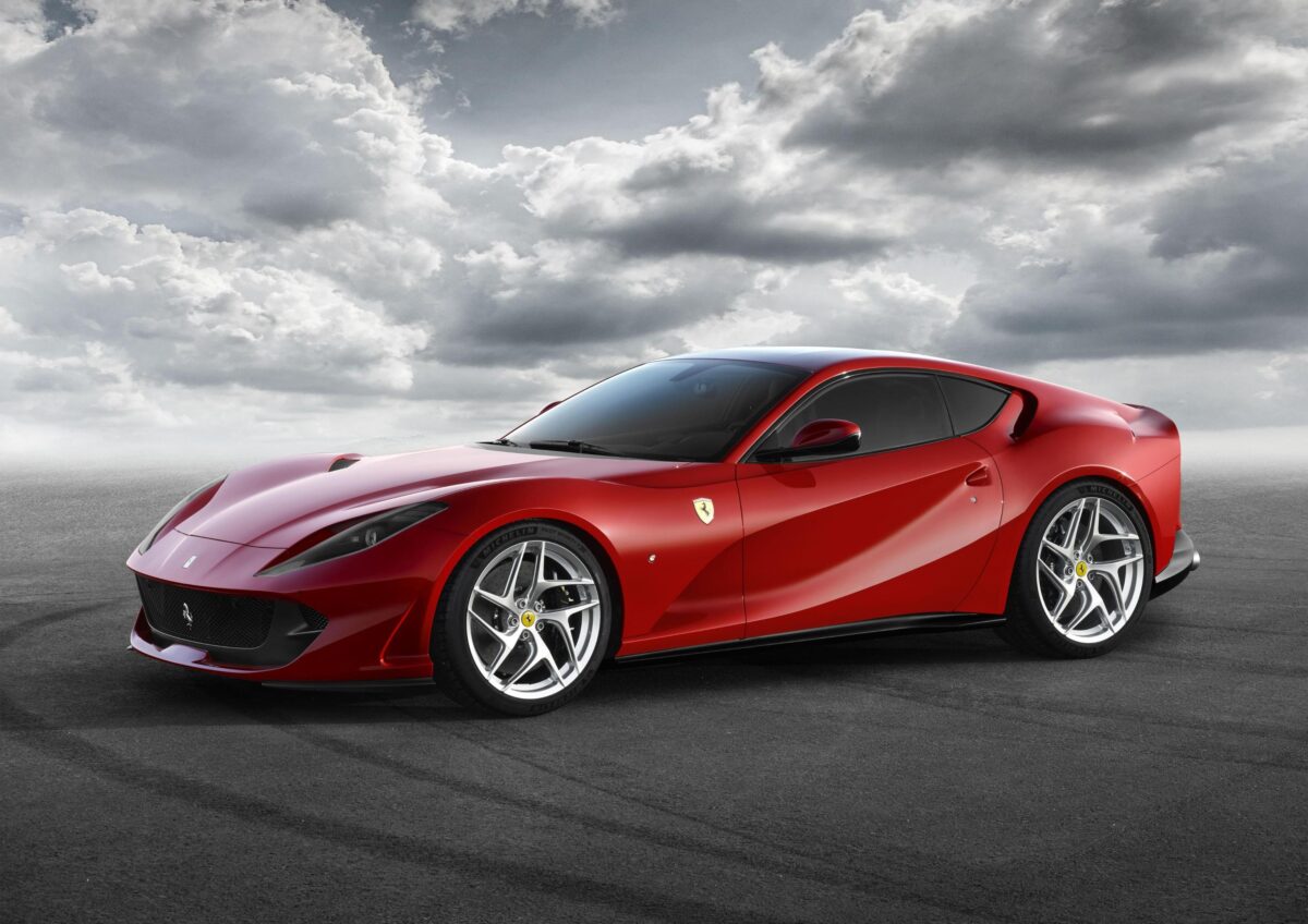 Ferrari 12 Cilindri 2024: prezzo, scheda tecnica, motore e cavalli. La nuova rossa è anche spider