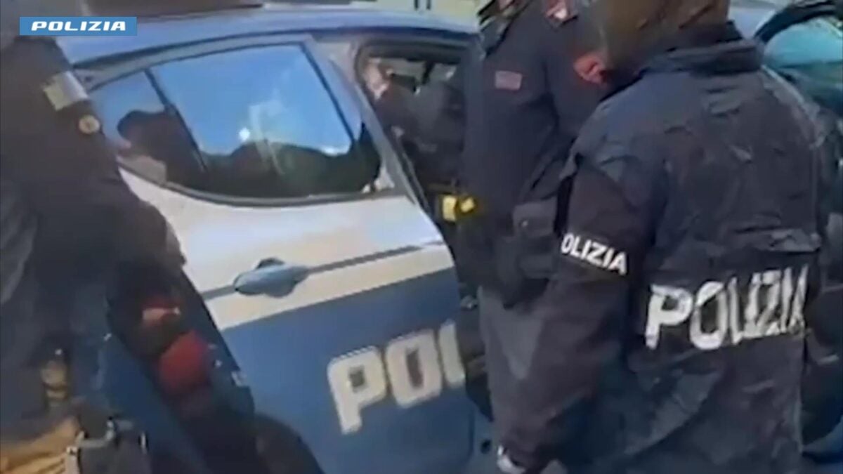 Milano, resta grave il poliziotto accoltellato alla stazione di Lambrate. Domani l'udienza di convalida arresto dell'aggressore, un 37enne marocchino