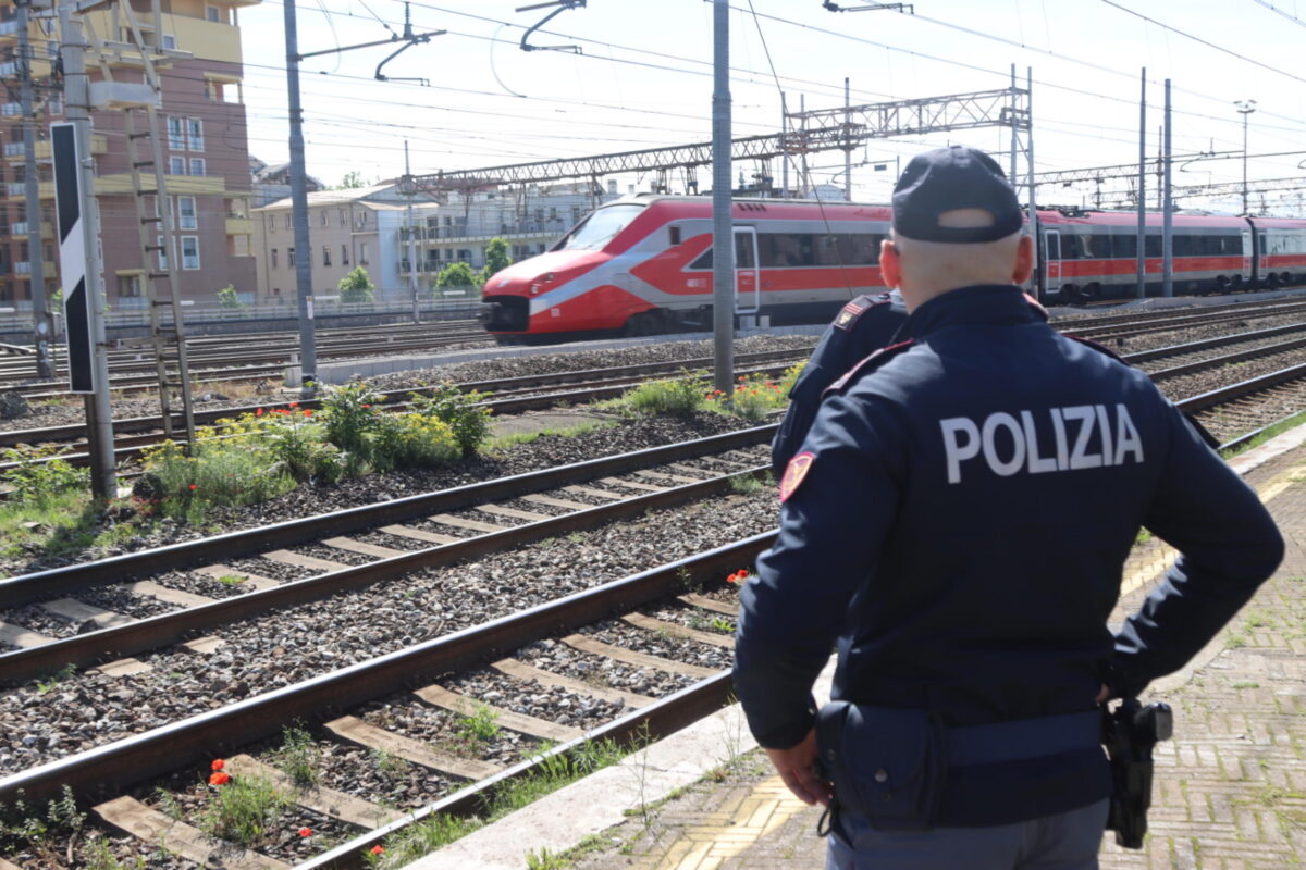 Come sta Christian Di Martino, il poliziotto accoltellato alla stazione di Lambrate Milano: ecco le condizioni di salute