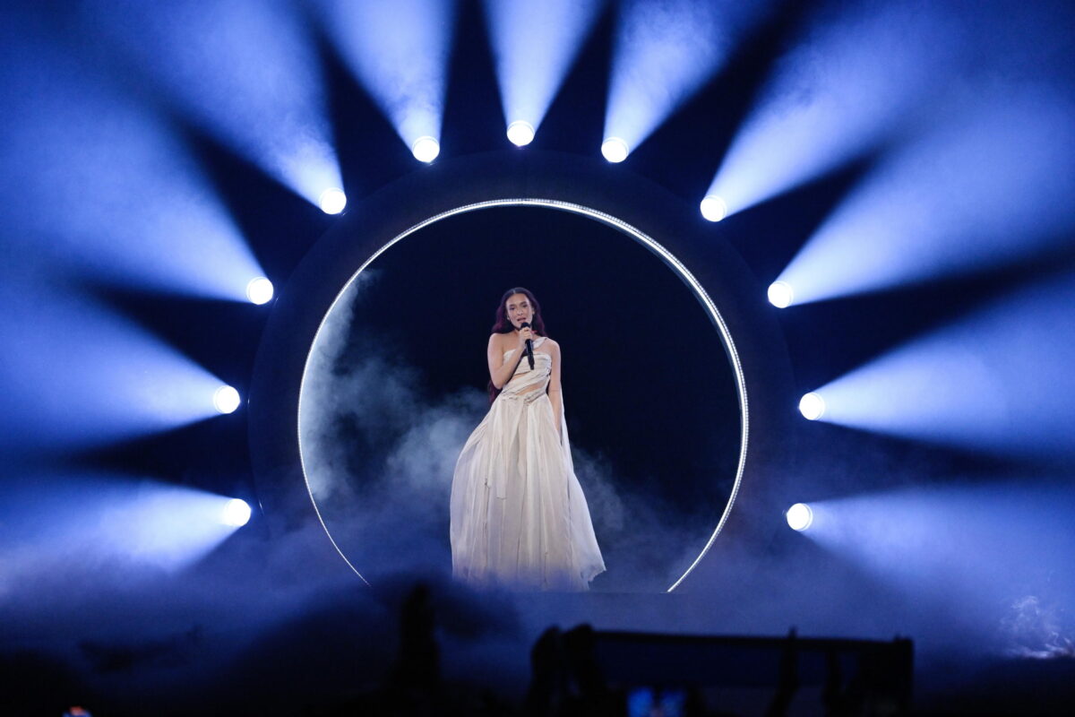 Eurovision 2024, la cantante israeliana Eden Golan sommersa dai fischi durante la finale a Malmoe | VIDEO