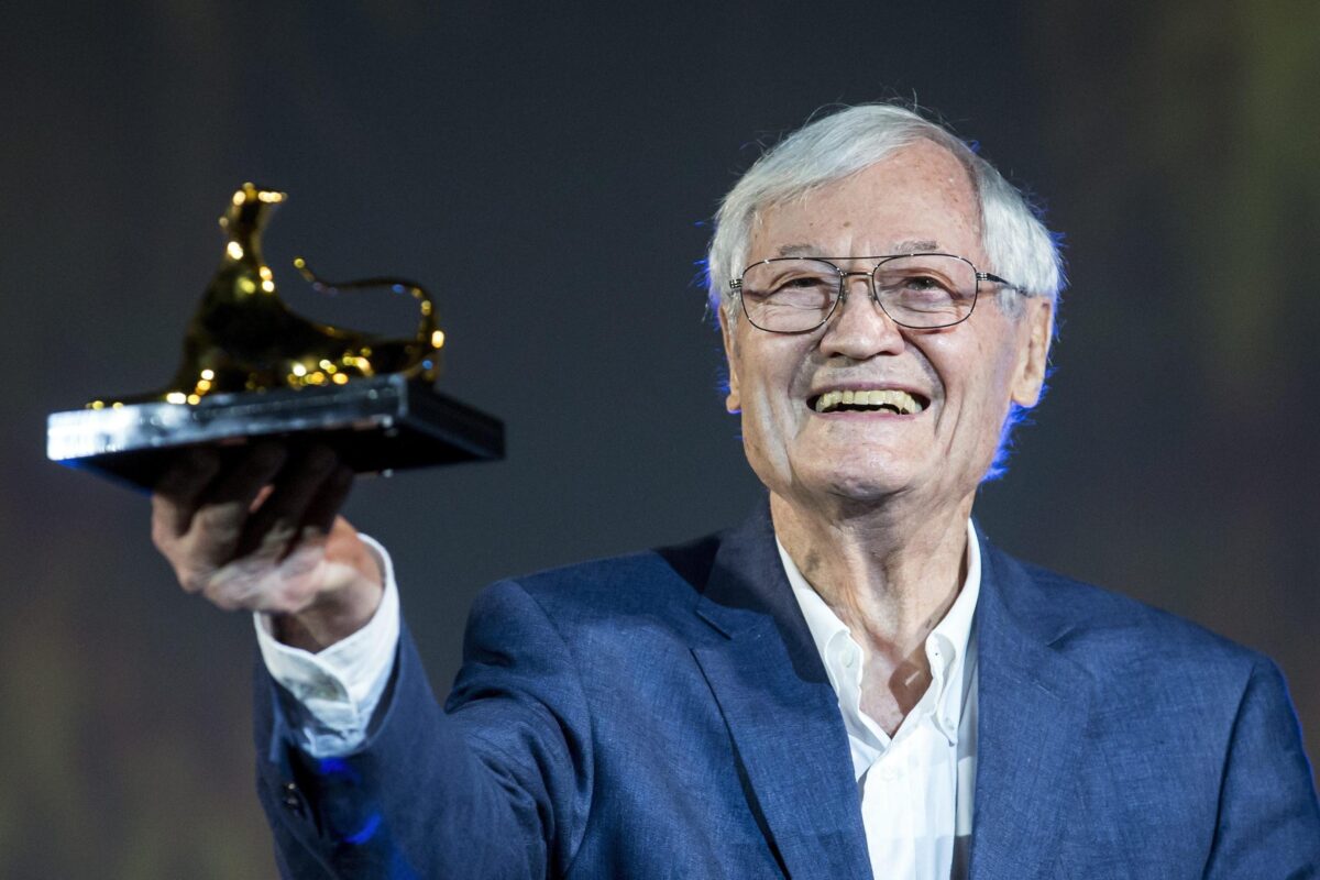 Addio a Roger Corman: causa morte, età, carriera, moglie e figli del re dei b-movie di Hollywood. Aveva scoperto Martin Scorsese, Robert De Niro e Jack Nicholson