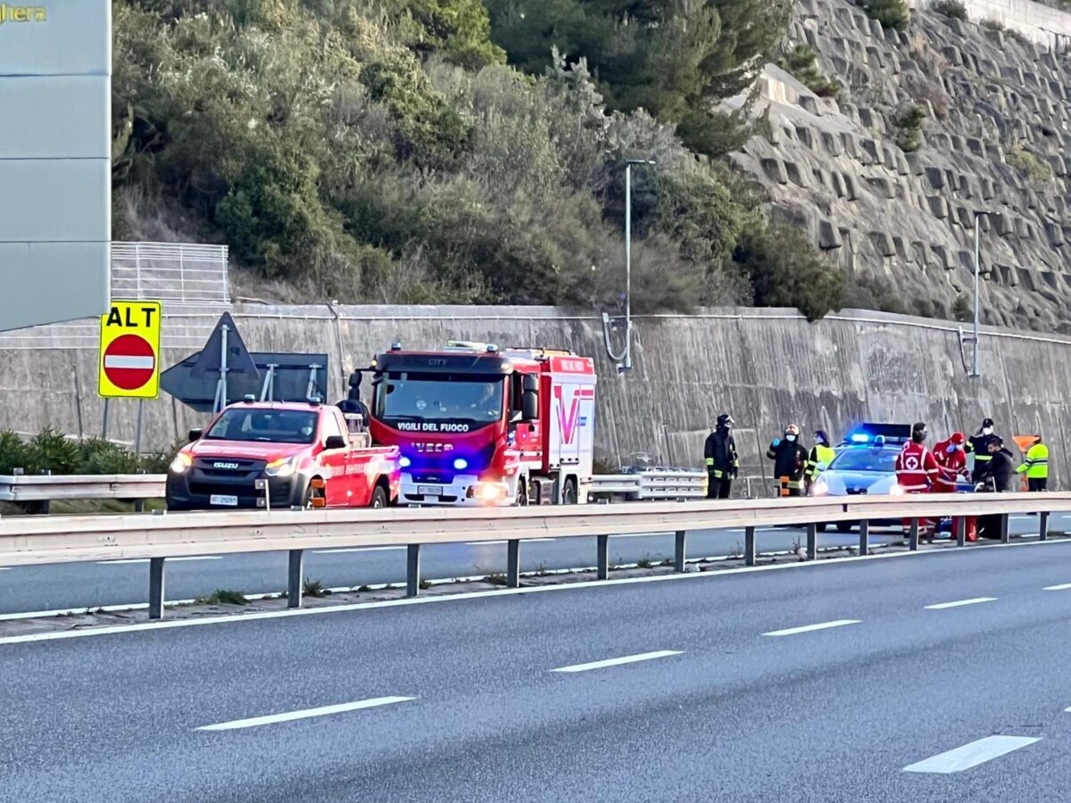 Savona, incidente sull'A10 vicino a Quiliano: coinvolte due auto, 9 km di coda