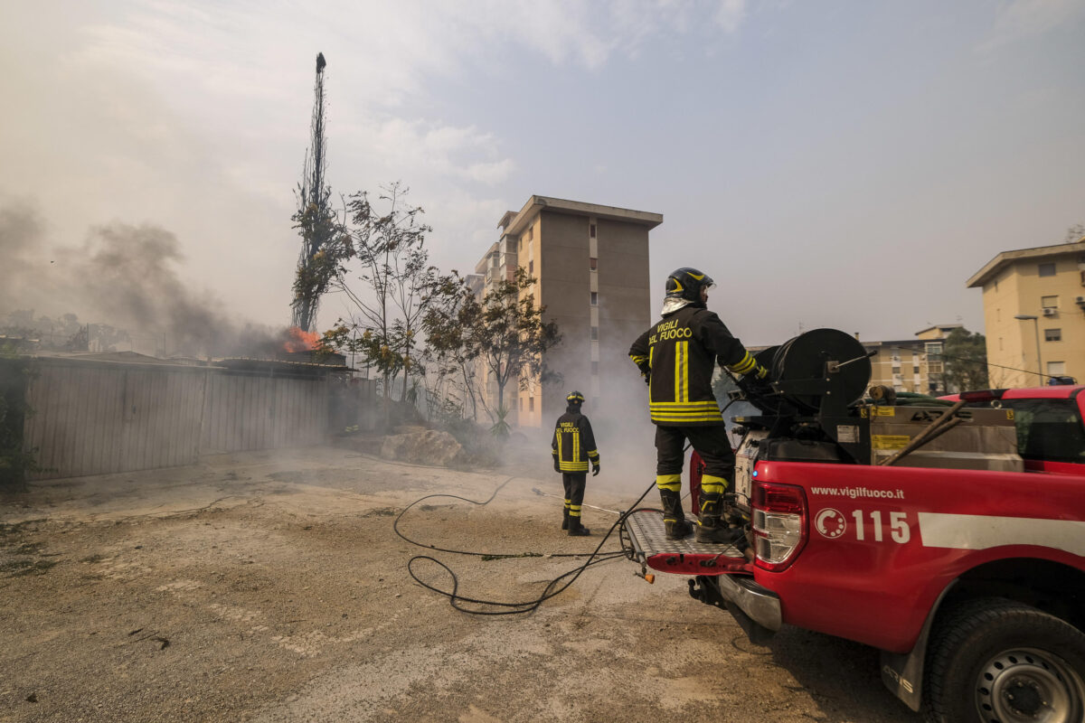 Palermo, incendio in un appartamento in via Cipolla: morto un 57enne disabile, salva la madre