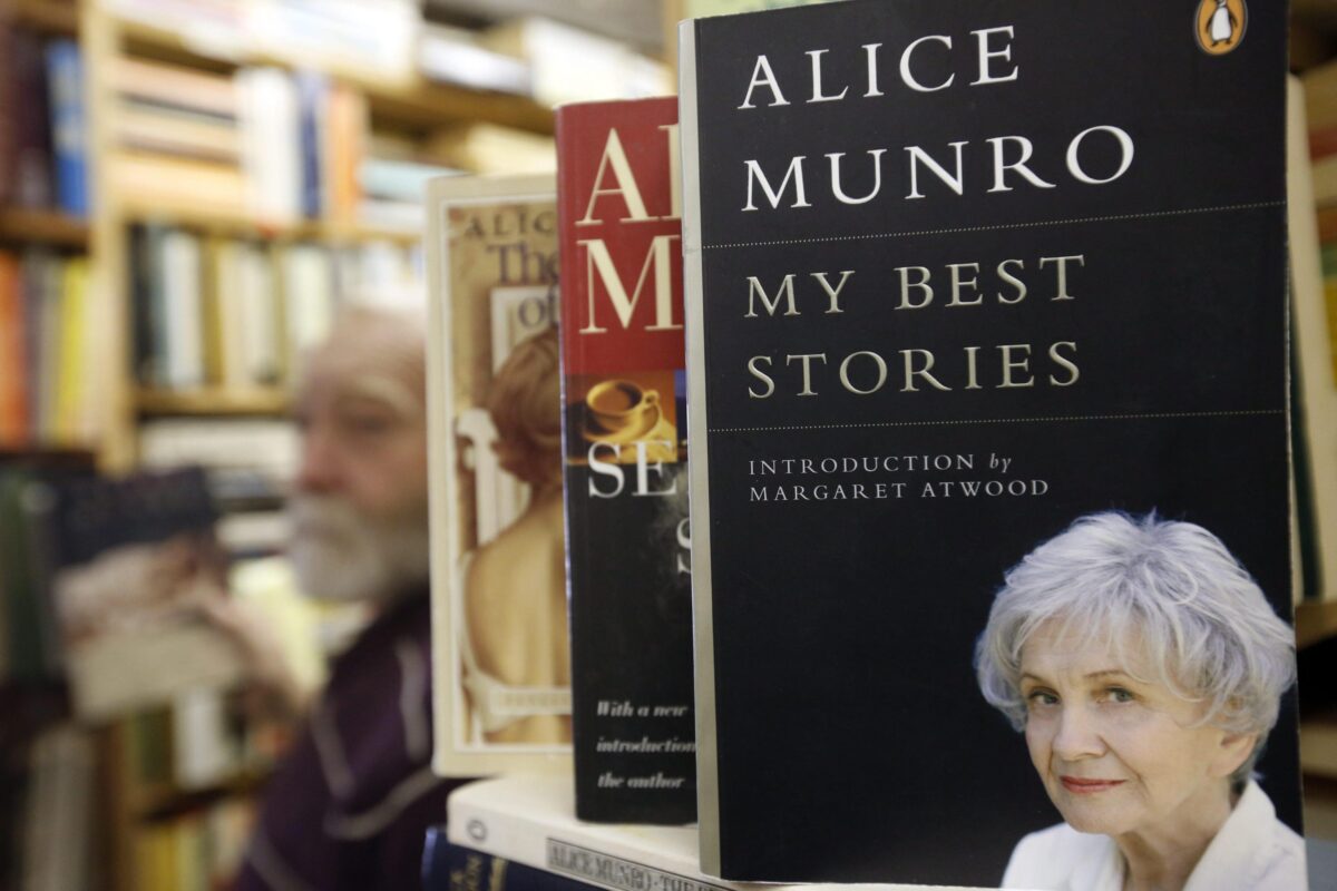 Chi è Alice Munro? Causa morte, età, mariti e figli della scrittrice canadese vincitrice del Nobel per la letteratura nel 2013