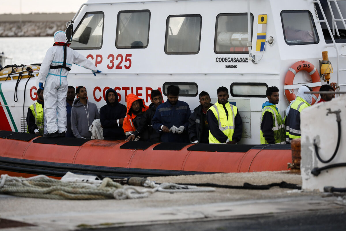 Inchiesta sui migranti a Ragusa: 36 gli indagati per favoreggiamento, falso, corruzione e rilascio di permessi di soggiorno irregolari