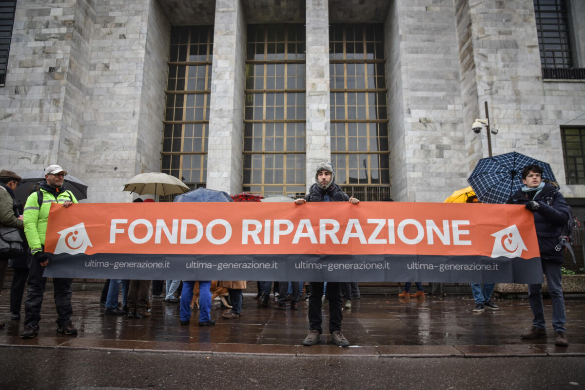 Roma, blitz di Ultima Generazione a Via dei Condotti: vernice sulle vetrine dei marchi di alta moda