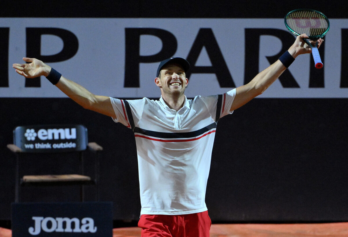 Internazionali d’Italia 2024 suicidio Tsitsipas, continua il sogno di Jarry che vince 6-4 al terzo set 