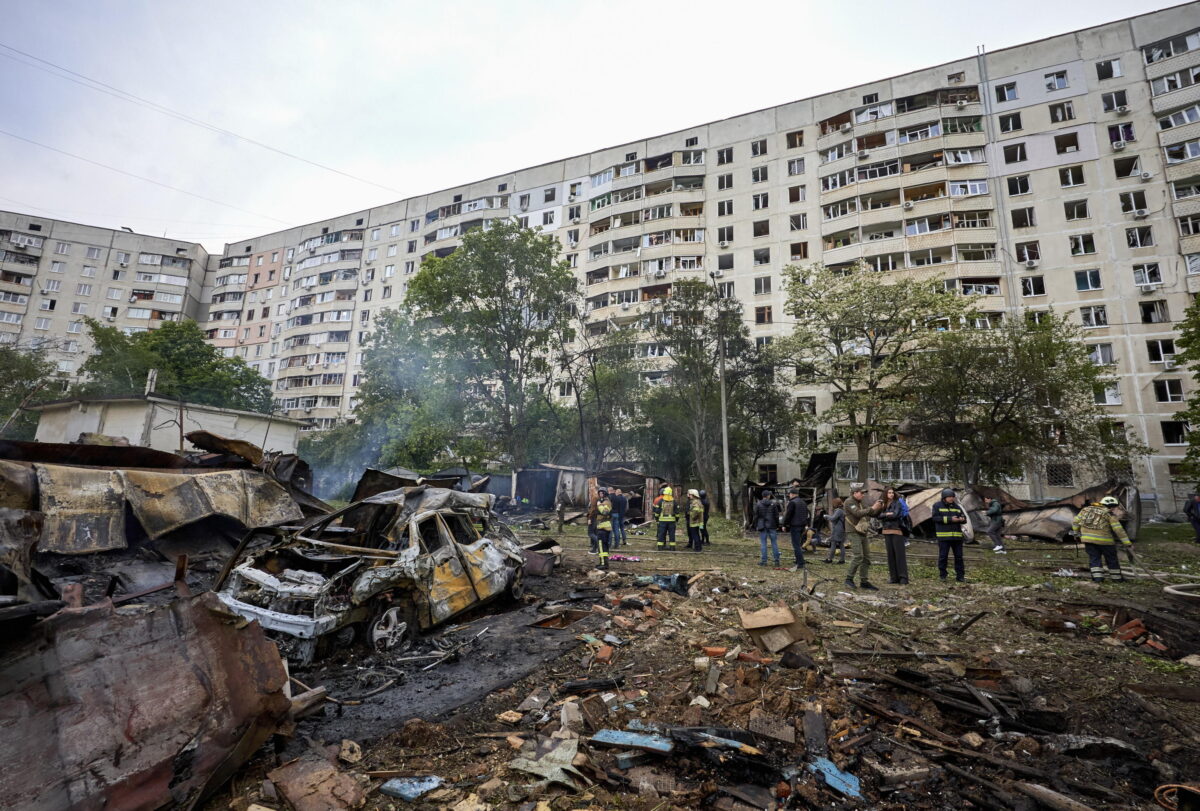 Guerra in Ucraina, raid aerei russi su Kharkiv: 3 morti, sale a 28 il numero dei feriti. Un'esplosione ha scosso l'Accademia militare Budyonny dei Signal Corps di San Pietroburgo