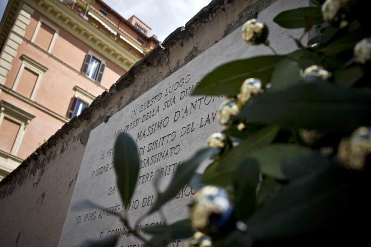 Massimo D'Antona, dove è stato ucciso e perché? La morte del consulente del lavoro 25 anni fa per mano delle Nuove Br