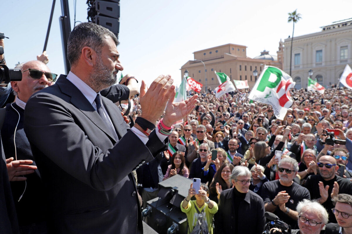 Elezioni Europee 2024, il video virale di Decaro a lezione di dialetti: "Porto la voce del Sud in Europa". E la collega Picierno si offre per le ripetizioni | VIDEO