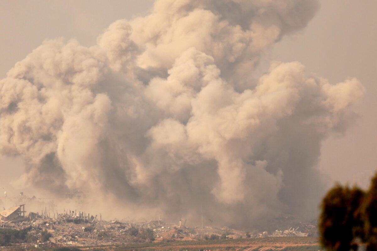 Guerra a Gaza, 6 civili uccisi in un attacco aereo israeliano sul campo profughi di Nusseirat. Media tedeschi: "Hamas progettava attentati in Germania"