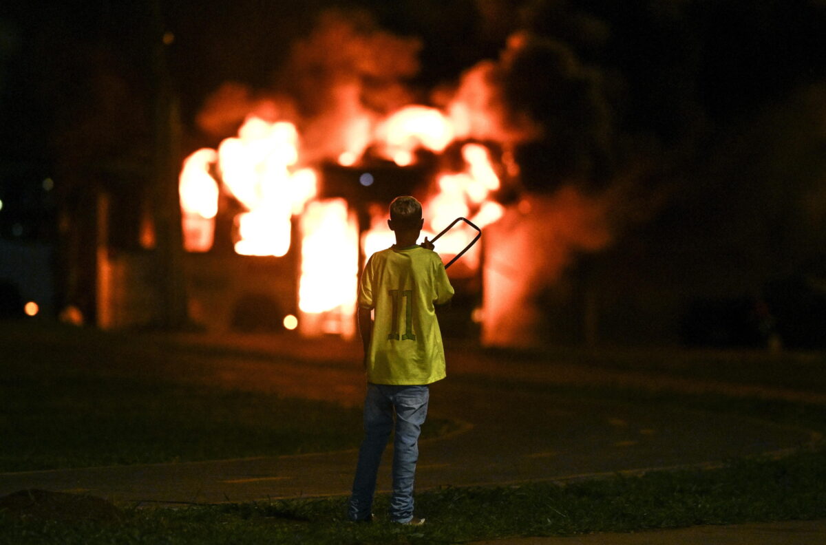 Orrore a Rio de Janeiro, 16enne uccide a martellate i genitori e poi dà fuoco ai corpi. Una settimana fa un episodio analogo a San Paolo