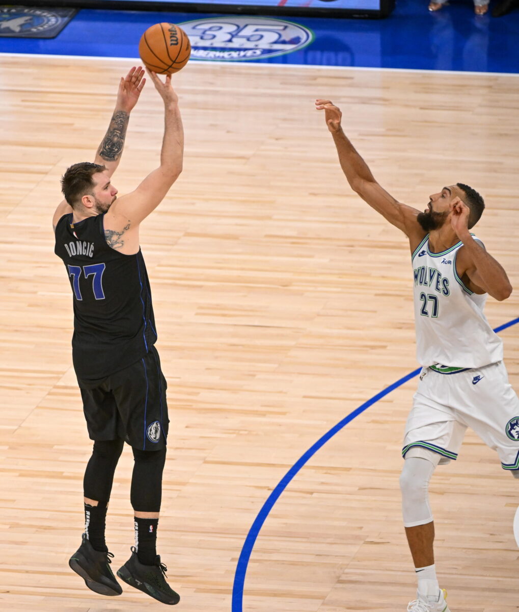 NBA, Dallas rimonta Minnesota dal -18. Tripla doppia di Doncic e canestro decisivo con trash talking su Gobert | VIDEO